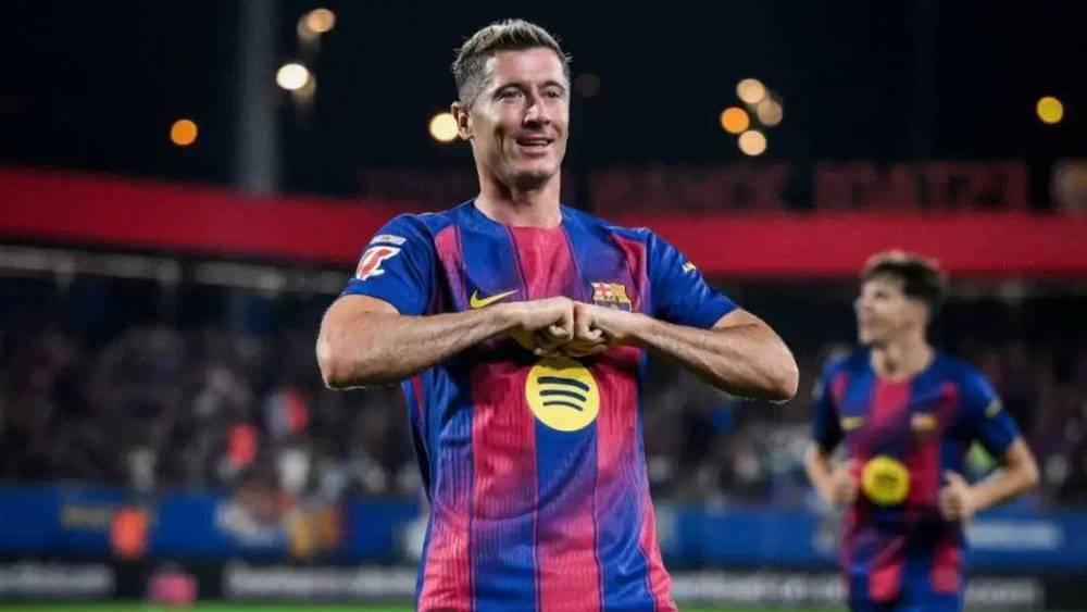 برشلونة يُفكّر في بديل شاب لتعويض ليفاندوفسكي