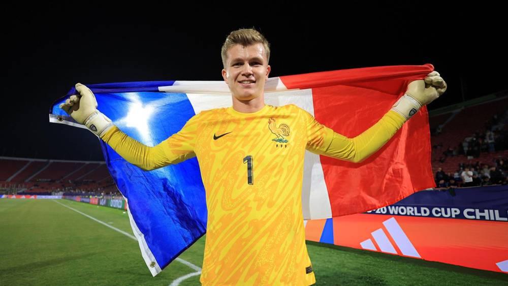 حارس فرنسا للشباب: "قُلت لوالديّ أن يقتنيا تذاكر لحضور النهائي والفوز بالمونديال حلم جميع المنتخبات"