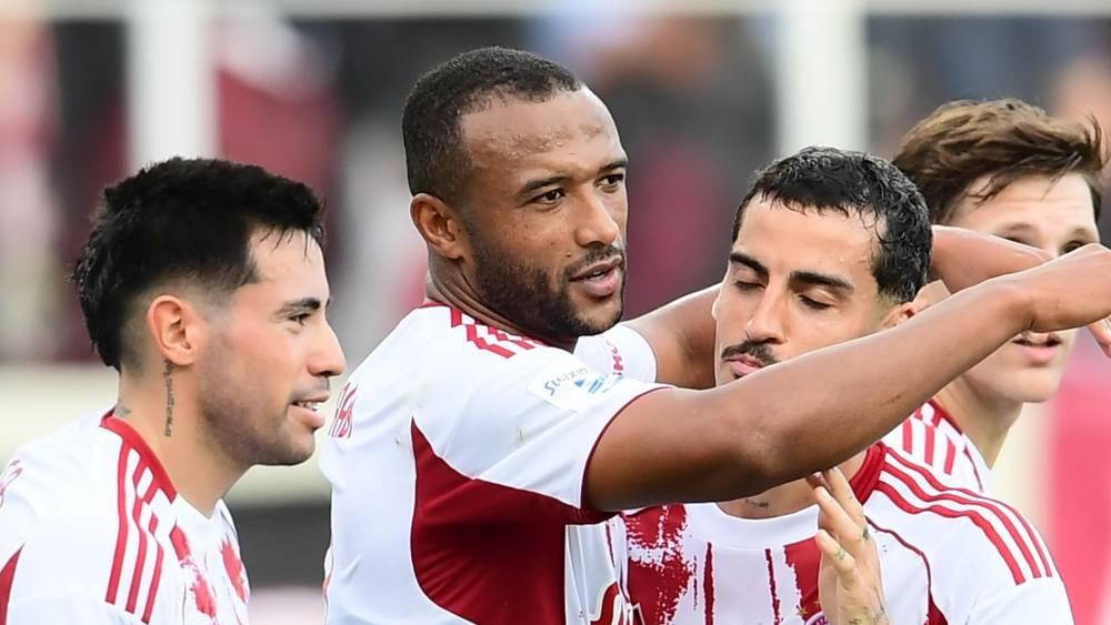 ثنائية الكعبي تعيد أولمبياكوس إلى صدارة الدوري اليوناني قبل مواجهة برشلونة