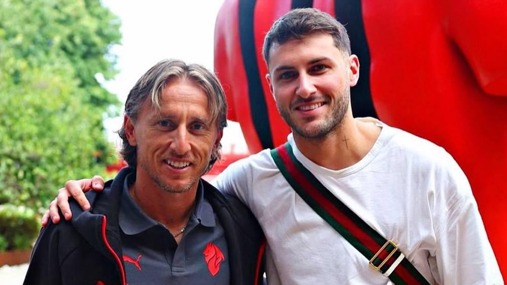 مودريتش يُهدي هواتف "آيفون" لزملائه في ميلان لتفادي الغناء عند انضمامه للنادي