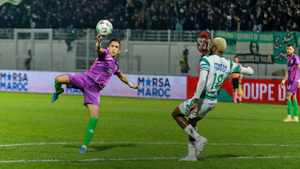 الحنفي يدير مباراة الرجاء وأولمبيك الدشيرة والفارق يقود غرفة "الفار"