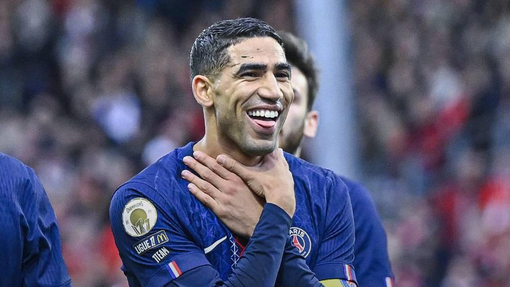 حكيمي يسجل ثنائية لفريقه باريس سان جيرمان خلال أطوار الشوط الأول من مباراة بريست