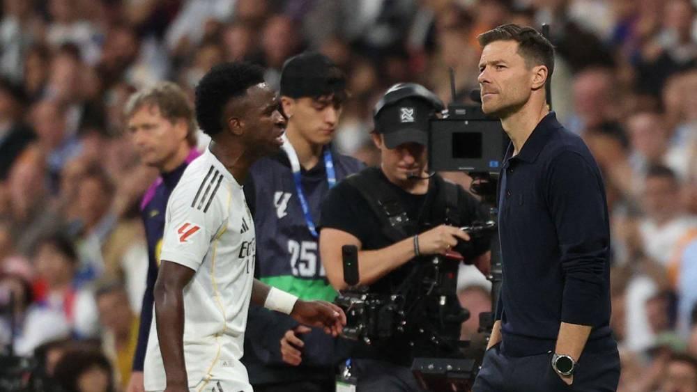 ريال مدريد يقرر عدم معاقبة فينيسيوس وألونسو صاحب القرار النهائي بعد تصرفه في "الكلاسيكو"