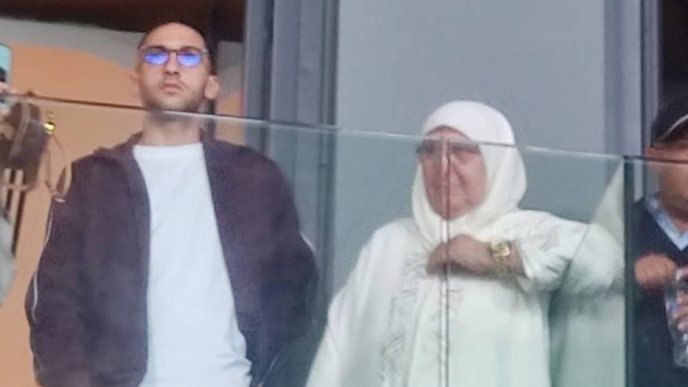 حكيم زياش حاضر رفقة والدته في ملعب "دونور" لمتابعة "الديربي"