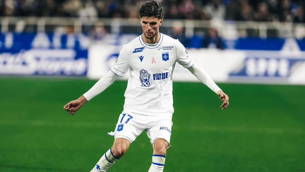 L'entraîneur d'Auxerre : « El Azzouzi a subi une forte entorse à la cheville et passera un examen médical aujourd'hui pour déterminer la durée de son absence »