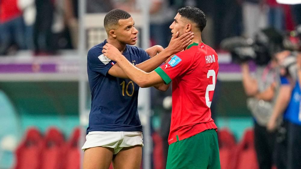 مبابي يدعم حكيمي بعد إصابته القوية أمام بايرن ميونخ: "سنكون هنا من أجلك"