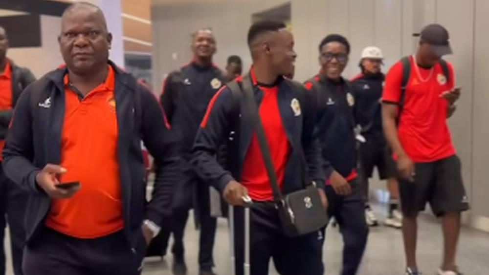 بعثة الموزمبيق تحط الرحال في طنجة استعدادا لمواجهة المنتخب المغربي