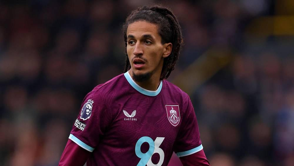 La FA accuse le Tunisien Hannibal Mejbri de "crachat" sur des supporters de Leeds