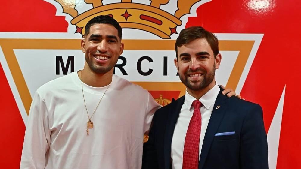 حكيمي يستغل تواجده في إسبانيا لزيارة نادي موريسيا قبل مباراته أمام تيرويل ضمن دوري الدرجة الثالثة الإسباني