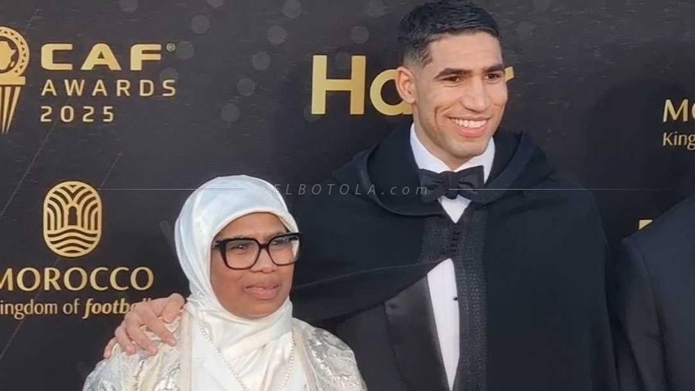 حكيمي يصل رفقة والدته لحفل جوائز "الكاف"