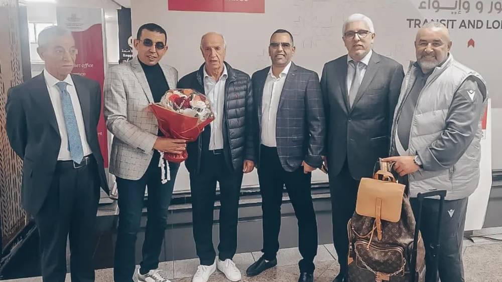 رئيس أولمبيك آسفي الحيداوي يستقبل اتحاد العاصمة الجزائري بالورود في مطار محمد الخامس