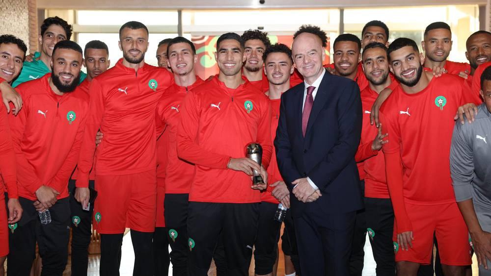 Infantino remet le prix "The Best" à Hakimi lors de sa visite au Complexe Mohammed VI de football