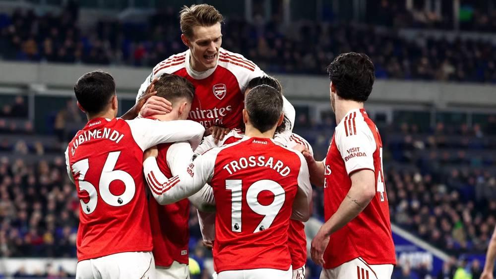 أرسنال يستعيد صدارة الدوري الإنجليزي سريعًا ويعيد مانشستر سيتي إلى الوصافة