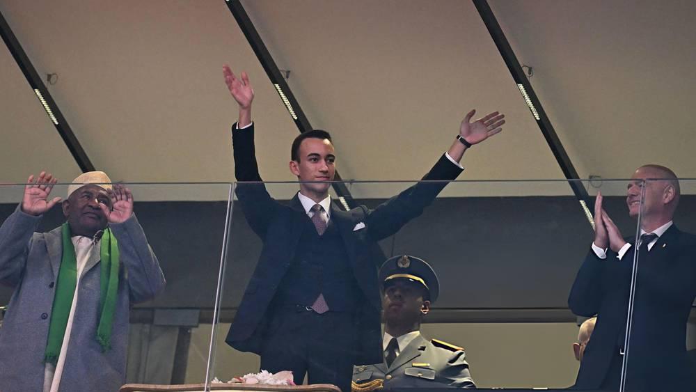 حضور الأمير مولاي الحسن لمتابعة حفل افتتاح كأس أفريقيا بين المغرب وجزر القمر