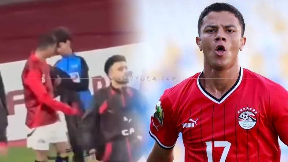 لقطة إنسانية.. محمد شحاتة لاعب المنتخب المصري يخطف الأنظار  بمنح قميصه لجامع الكرات بسبب برودة الطقس