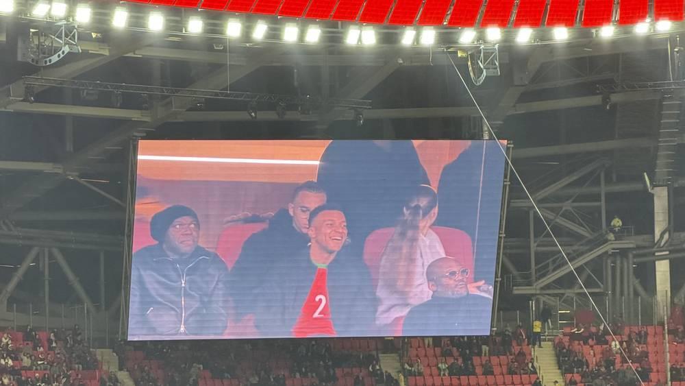 بقميص حكيمي.. مبابي حاضر بمدرجات ملعب "مولاي عبد الله" لمتابعة مباراة المغرب ومالي