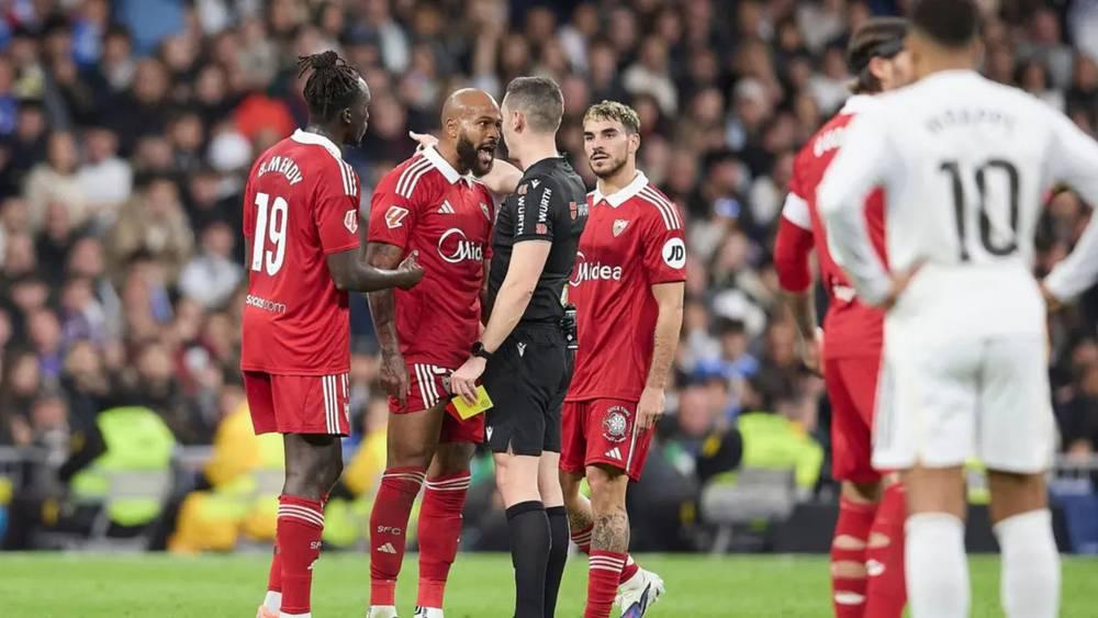 إيقاف ماركاو مدافع إشبيلية 6 مباريات بعد طرده أمام ريال مدريد!