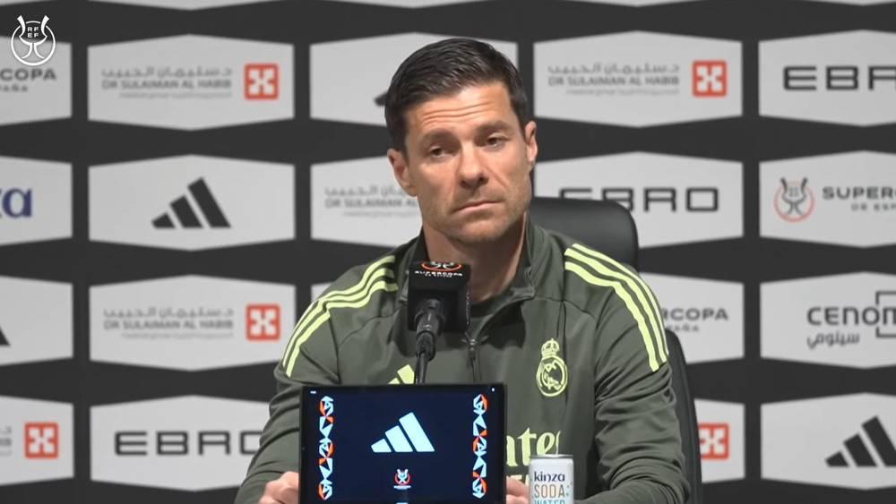 Xabi Alonso recadre Vinicius Júnior sur le pressing
