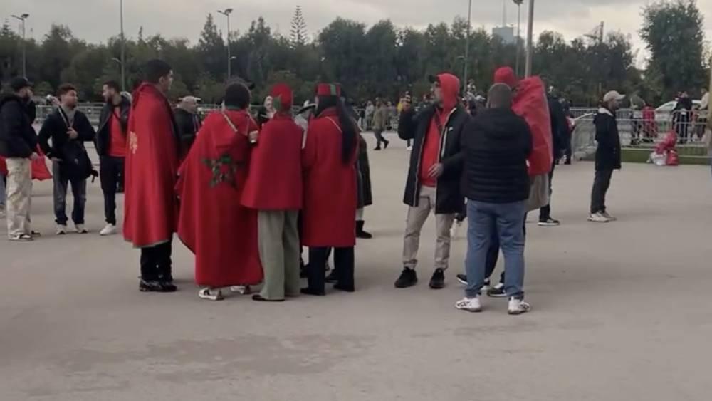 Moins de deux heures avant le coup d'envoi : Les supporters marocains affluent au stade Moulay Abdellah pour soutenir les "Lions" face au Cameroun