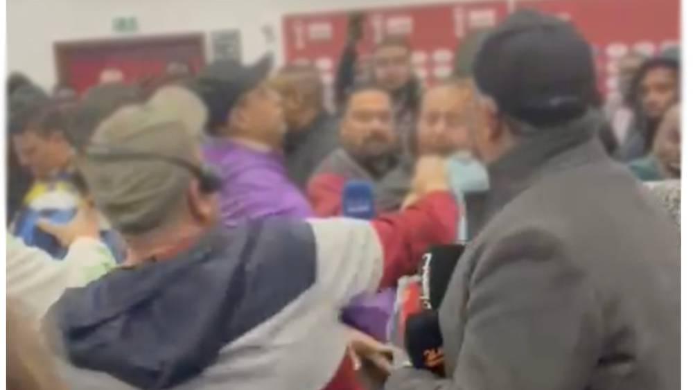 "الكاف" يفتح تحقيقا بشأن سلوك صحفي جزائري في المنطقة المختلطة بعد مباراة الجزائر ونيجيريا