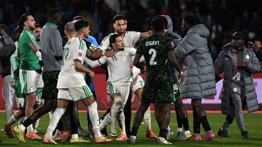بعد سلوكيات لاعبي وجماهير الجزائر.. "الكاف" يفتح تحقيقا بشأن الأحداث اللا رياضية في مباراة نيجيريا والجزائر