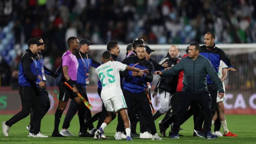بلغالي (لاعب الجزائر) يوضح ملابسات اللقطة المثيرة للجدل بعد مباراة نيجيريا: "تفاجأت بردّة فعل الحكم"