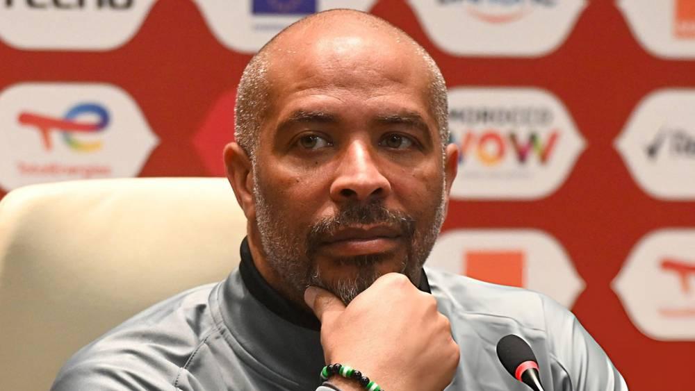 مدرب نيجيريا مازحًا قبل مواجهة المغرب: "ليس لدي مال ولا يمكنني أن أدفع للاعبين"