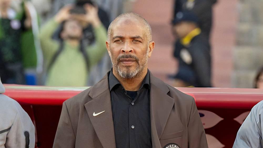 مدرب نيجيريا في تصريح مؤثر: "أقدم اعتذاري لأمي وأبي.. ربما كنت سأعتزل التدريب"