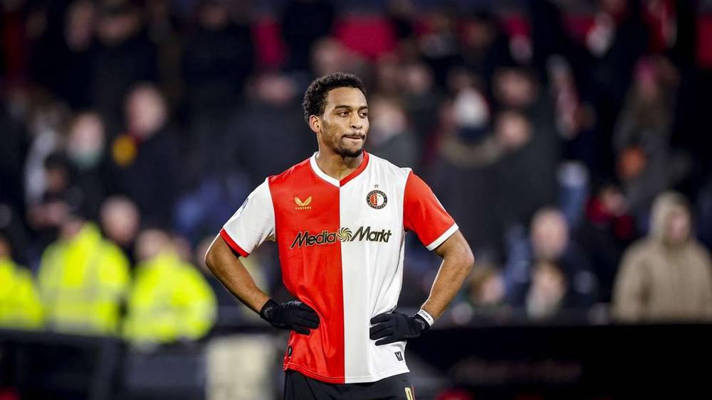 لاعب فاينورد يصف معاملة مدربه بـ 'عرض الدمى' بعد الخسارة