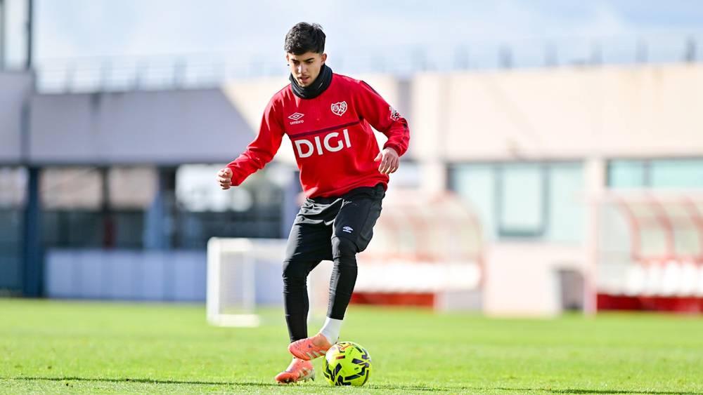 أخوماش: "اتصلت بي أندية أخرى للانتقال إليها معارا لكنني كنت واضحا في اختياري لرايو فاييكانو لأن أسلوب لعبه يناسبني كثيرا"