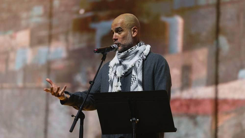 غوارديولا: "عندما أرى طفلا (فلسطينيا) يصور نفسه ويتوسل سائلا أين أمه التي دُفنت تحت الأنقاض أشعر أننا تركناهم لوحدهم"