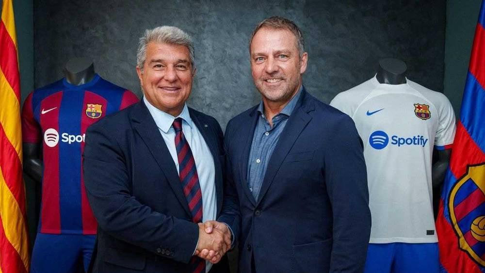 "ماركا"/ فليك يفكر في الاستقالة من تدريب برشلونة إذا لم يفز لابورتا في انتخابات النادي