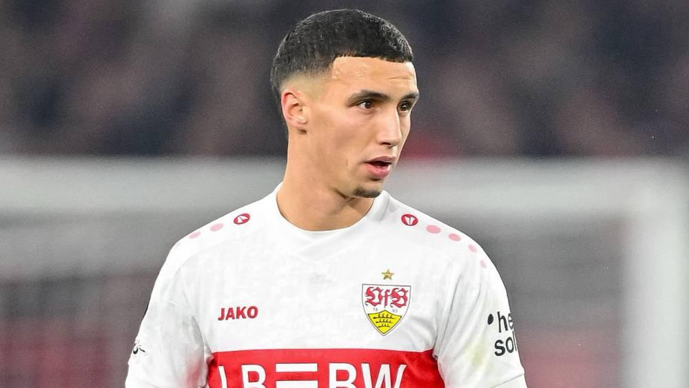 مدرب شتوتغارت منتقدا أداء الخنوس أمام سانت باولي: "لم أكن راضيا عن أدائه وقررت استبداله بين الشوطين"