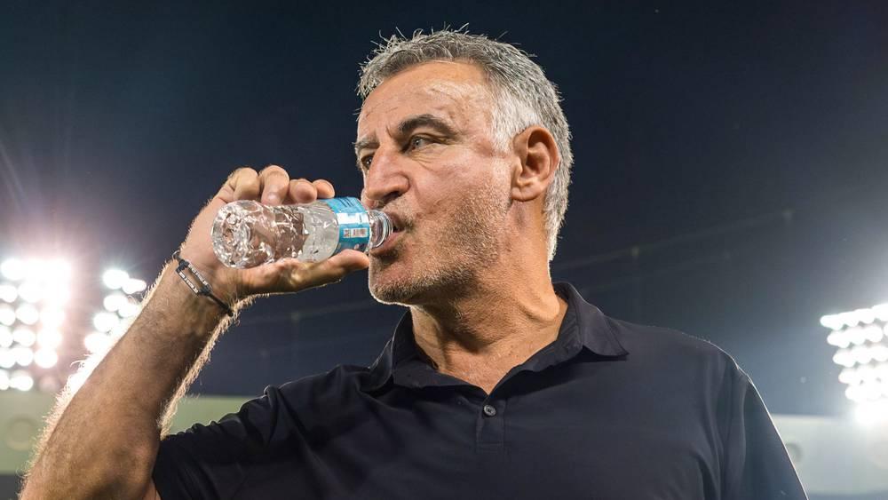 غالتييه (مدرب نيوم السعودي): "نحترم شهر رمضان ونحرص على منح الوقت الكافي للاعبين مع عائلاتهم"