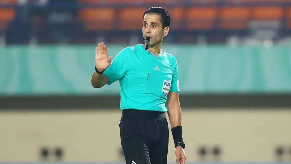 تعيين الليبي معتز الشلماني حكما لمباراة نهضة بركان "الحاسمة" أمام ريفرز يونايتد