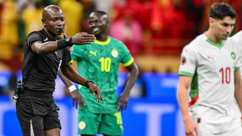 أزمة تحكيمية تهز "الكاف".. رئيس لجنة الحكام يثير الجدل حول نهائي الكان بعد انسحاب لاعبي السنغال