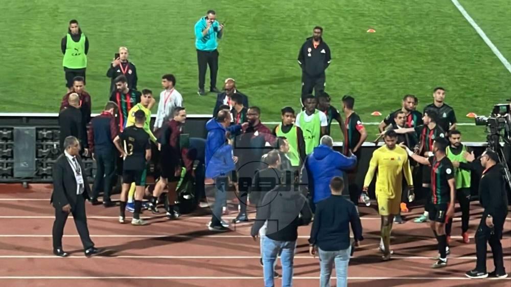 اعتداء جماهيري يطال لاعبي الجيش الملكي في ملعب القاهرة الدولي بعد نهاية الشوط الأول من مباراة الأهلي