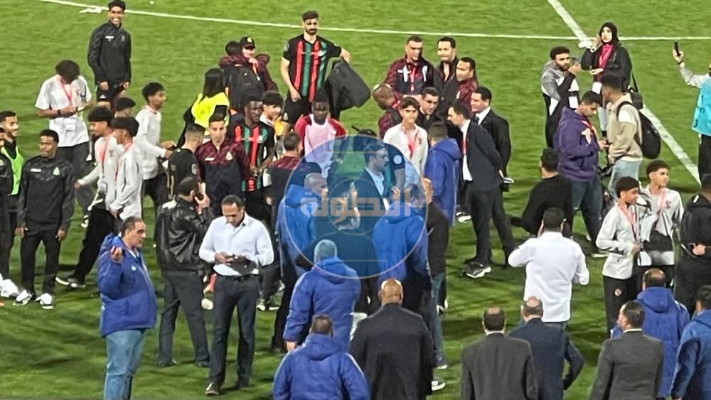 شغب جماهير الأهلي متواصل.. رشق بالقنينات ولاعبو الجيش الملكي انتظروا مغادرتهم من أجل التوجه صوب مستودع الملابس