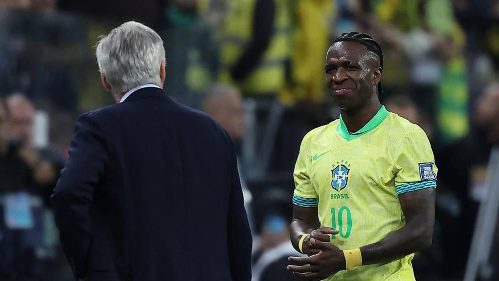 فينيسيوس: "أنشيلوتي هو أفضل شيء حدث لي وفي كل مرة يتصل بي ويقول إننا سنفوز بكأس العالم"