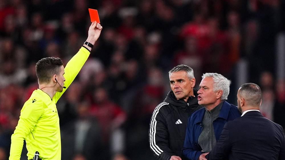 مورينيو: "الحكم كان يعلم أن تشواميني وهويسين وكاريراس لا يجب أن يحصلوا على البطاقة الصفراء وعندما قلت ذلك طردني!"