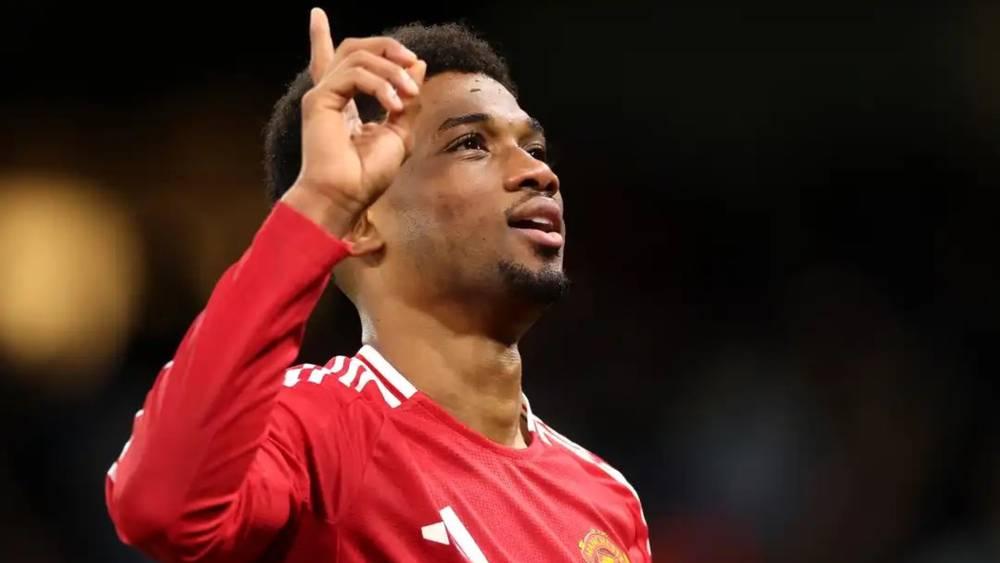 ديالو (لاعب مانشستر يونايتد): "أبدأ يومي بالصلاة وأحب الاستماع للقرآن الكريم لأنه يمنحني طاقة كبيرة"