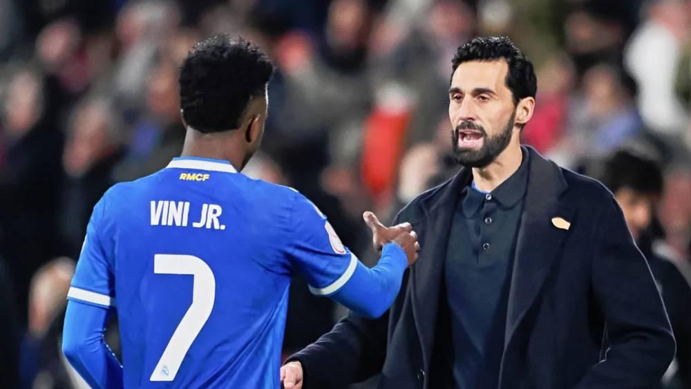 أربيلوا: "فينيسيوس كان حزينًا مثلنا جميعًا بسبب العنصرية.. القرار كان بيده وكنّا سنغادر الملعب لو أراد ذلك"