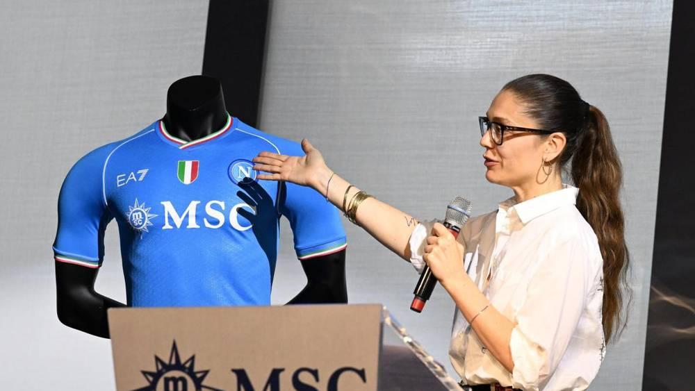 فالنتينا دي لورينتيس تقود نابولي لنجاح تجاري بإنتاج القمصان ذاتياً