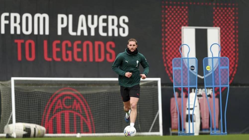 عودة أدريان رابيو إلى ميلان في مواجهة بارما بعد انتهاء الإيقاف