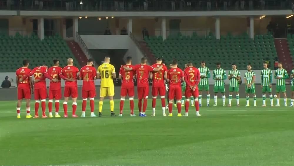 لاعبو أولمبيك الدشيرة والوداد يقرأون سورة الفاتحة ترحما على وفاة 4 من عناصر الشرطة لحظة توجههم صوب أكادير لتأمين المباراة