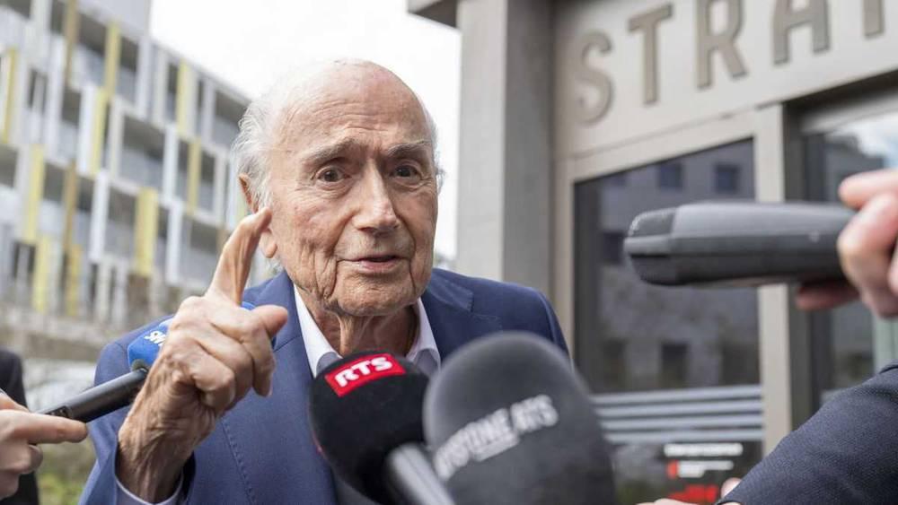 بلاتر مهاجما أمريكا: "لا ينبغي أن يقام كأس العالم في بلد لا يمنح التأشيرات للجميع"