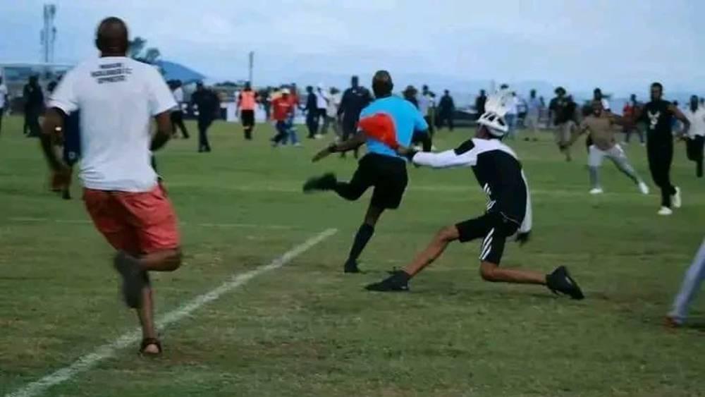 في أفريقيا الفوضى مستمرة.. جماهير غاضبة تقتحم أرضية الملعب وتنهال بالضرب على الحكام!