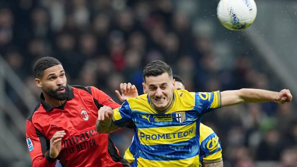 نقل لاعب ميلان روبن لوفتوس-تشيك إلى المستشفى إثر إصابة في الرأس