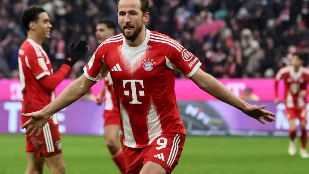 هاري كين يقترب من رقم ليفاندوفسكي القياسي في الدوري الألماني ويتصدر سباق الحذاء الذهبي