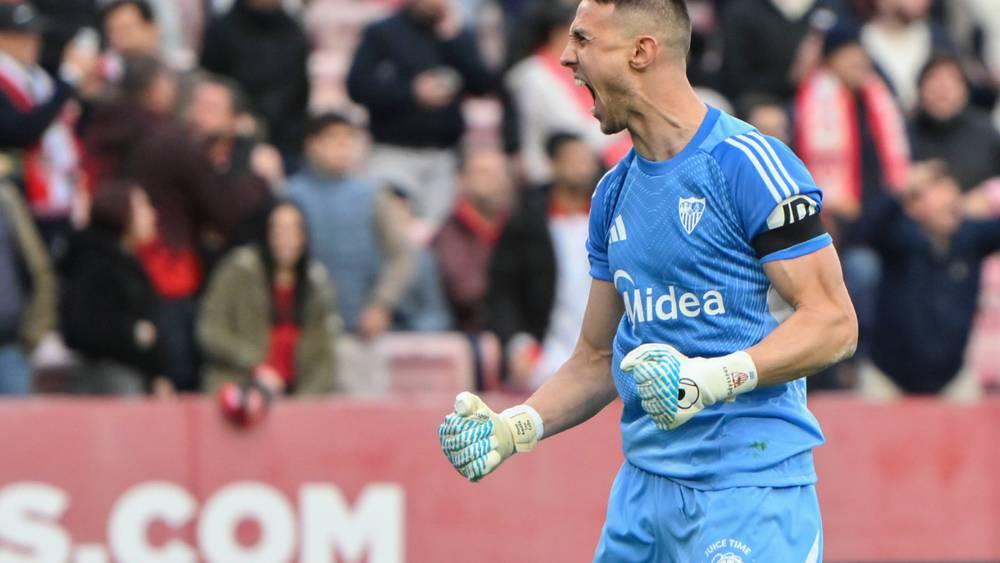 حارس إشبيلية أوديسياس فلاشوديموس يحصد جائزة أفضل تصدٍ في الدوري الإسباني لشهر فبراير